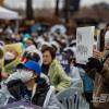 -이슬비가 내린 1월 14일 오후 서울 전쟁기념관 앞에서 열린 ‘이태원 참사 3차 추모제’에서 참가자들이 이태원 참사의 진실 규명과 책임자 처벌을 요구하고 있다.