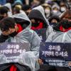 -이슬비가 내린 1월 14일 오후 서울 전쟁기념관 앞에서 열린 ‘이태원 참사 3차 추모제’에서 이태원 참사 유가족들이 눈물을 흘리고 있다.