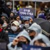 -이슬비가 내린 1월 14일 오후 서울 전쟁기념관 앞에서 열린 ‘이태원 참사 3차 추모제’에서 참가자들이 이태원 참사의 진실 규명과 책임자 처벌을 요구하고 있다.