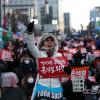 -1월 28일 오후 서울 세종대로에서 열린 윤석열 퇴진 집회에서 참가자들이 팻말을 들고 구호를 외치고 있다.