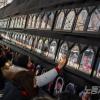 -2월 4일 오후 서울광장에 마련된 이태원 참사 희생자 분향소에서 유가족들이 영정 사진을 어루만지고 있다