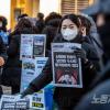 -2월 4일 오후 서울 세종대로에서 열린 윤석열 퇴진 집회에서 〈노동자 연대〉 독자들이 신문을 판매하고 있다.