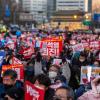 -2월 4일 오후 서울 세종대로에서 열린 윤석열 퇴진 집회에서 참가자들이 구호를 외치고 있다.