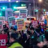 -2월 4일 오후 윤석열 퇴진 집회 참가자들이 서울 도심을 행진하며 구호를 외치고 있다.