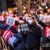 “퇴진이 추모다”-2월 4일 오후 서울 세종대로에서 열린 윤석열 퇴진 집회에서 참가자들이 구호를 외치고 있다.