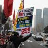 -윤석열 퇴진 집회 참가자들이 공공요금 인상에 항의하고 있다