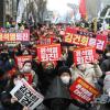 -2월 18일 오후 윤석열 퇴진 전국 집중 집회 참가자들이 서울 삼각지역에 모여 행진에 앞서 사전 집회를 열고 윤석열 타도를 외치고 있다