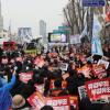 -2월 18일 오후 윤석열 퇴진 전국 집중 집회 참가자들이 서울 삼각지역에 모여 행진에 앞서 사전 집회를 열고 윤석열 타도를 외치고 있다