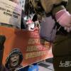 -2월 25일 윤석열 퇴진 집회 참가자들이 일본 강제동원 피해자 양금덕 할머니에게 시민 훈장을 주자는 캠페인에 참여하고 있다