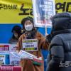 -2월 25일 윤석열 퇴진 집회에서 〈노동자 연대〉 독자들이 이재명 체포동의안 부결을 요구하는 본지 호외를 반포하고 있다.