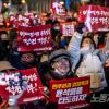 -2월 25일 오후 세종대로에서 열린 윤석열 퇴진 집회 참가자들이 구호를 외치고 있다.