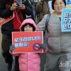 -반전 집회를 마친 참가자들이 서울 시청역 인근 세종대로까지 구호를 외치며 행진을 하고 있다
