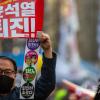 -2월 11일 오후 서울 시청역 인근 세종대로에서 열린 윤석열 퇴진 집회에서 참가자들이 팻말을 들고 구호을 외치고 있다.