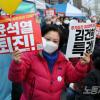 -2월 11일 오후 서울 시청역 인근 세종대로에서 윤석열 퇴진 집회가 열리고 있다.
