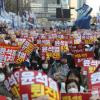 -2월 11일 오후 서울 시청역 인근 세종대로에서 열린 3월 전국집중 윤석열 퇴진 집회에서 참가자들이 팻말을 들고 구호를 외치고 있다.