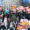 -2월 11일 오후 서울 시청역 인근 세종대로에서 열린 3월 전국집중 윤석열 퇴진 집회에서 참가자들이 팻말을 들고 구호를 외치고 있다.