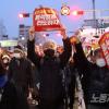 -3월 18일 오후 집회를 마친 참가자들이 광화문의 미국대사관, 외교부, 일본대사관, 조선일보사 앞 등을 지나 세종대로까지 행진을하고 있다.