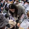 -3월 25일 서울 세종대로에서 열린 윤석열 퇴진 집회에서 <노동자 연대> 독자들이 신문을 판매하고 있다.