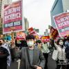 -3월 25일 윤석열 퇴진 집회 참가자들이 주한미국대사관과 주한일본대사관 앞 등을 행진하고 있다.