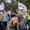 -4월 8일 서울 세종대로에서 열린 윤석열 퇴진 집회 참가자들이 서울도심을 행진하고 있다.