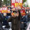 -4월 15일 오후 서울 시청역 인근 세종대로에서 열린 4월 전국집중 윤석열 퇴진 집회에서 참가자들이 팻말을 들고 구호를 외치고 있다.