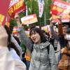 -4월 15일 오후 4월 전국집중 윤석열 퇴진 집회 참가자들이 서울 대학로에 모여 약식 집회를 열고 있다. 약식 집회가 끝나고 시청역 인근 세종대로까지 구호를 외치며 행진을 했다.