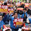 -4월 15일 오후 서울 시청역 인근 세종대로에서 열린 4월 전국집중 윤석열 퇴진 집회에서 참가자들이 팻말을 들고 구호를 외치고 있다.