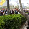 -행진하는 4월 전국집중 윤석열 퇴진 집회 참가자들을 향해 거리에 시민이 손을 흔들며 지지를 보내고 있다.