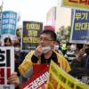 -4월 15일 오후 4월 전국집중 윤석열 퇴진 집회 참가자들이 서울 대학로에 모여 집회가 열리는 시청역 인근 세종대로까지 구호를 외치며 행진을 하고 있다.