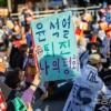 -4월 22일 오후 서울 세종대로에서 열린 윤석열 퇴진 집회에서 한 참가자가 직접 만든 팻말을 들고 있다.