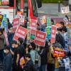 -4월 22일 오후 윤석열 퇴진 집회 참가자들이 주한 미국 대사관을 향해 행진하고 있다.