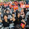 -4월 22일 오후 서울 세종대로에서 열린 윤석열 퇴진 집회에서 참가자들이 구호를 외치고 있다.