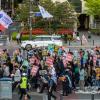 -4월 22일 오후 윤석열 퇴진 집회 참가자들이 주한 미국 대사관을 향해 행진하고 있다.