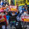 -4월 22일 오후 서울 세종대로에서 열린 윤석열 퇴진 집회에서 참가자들이 구호를 외치고 있다.