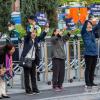 -4월 22일 오후 서울시청 앞 이태원 참사 희생자 분향소 앞에서 이태원 참사 유가족들과 윤석열 퇴진 집회 참가자들이 인사를 나누고 있다.