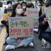 -4월 22일 오후 서울 광화문D 타워 앞에서 윤석열 정부의 우크라이나 군사 지원 반대 집회가 열리고 있다.