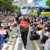 -4월 29일 오후 서울 시청역 인근 세종대로에서 열린 윤석열 퇴진 집회에서 참가자들이 팻말을 들고 구호를 외치고 있다.