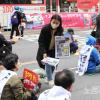 -4월 29일 오후 서울 시청역 인근 세종대로에서 열린 윤석열 퇴진 집회에서 〈노동자 연대〉 신문이 판매되고 있다.