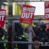 -5월 1일 오후 ‘2023세계노동절대회’를 마친 민주노총 노동자들이 서울 삼각지역 인근에서 경찰과 대치하고 있다. 