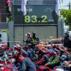 -5월 1일 오후 서울 세종대로에서 경찰이 민주노총 노동절 대회 소음을 측정하고 있다.