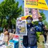 -5월 1일 오후 서울 여의대로에서 열린 ‘제133주년 노동절 기념 전국노동자대회’에서 <노동자 연대> 신문 독자들이 신문을 판매하고 있다.