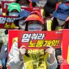-5월 1일 오후 서울 여의대로에서 열린 ‘제133주년 노동절 기념 전국노동자대회’에서 노동자들이 윤석열의 노동개악을 규탄하고 있다.