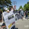 -5월 1일 오후 서울 여의대로에서 열린 ‘제133주년 노동절 기념 전국노동자대회’에서 <노동자 연대> 신문 독자들이 신문을 판매하고 있다.