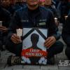 -5월 2일 오후 서울 용산 전쟁기념관 앞에서 건설노조가 촛불을 들고 노조 탄압에 항거하며 산화한 건설 노동자를 추모하고 있다.