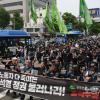 -5월 4일 오후 건설 노동자들이 서울 도심을 행진하며 윤석열 퇴진과 건설노조 탄압 중단을 요구하고 있다.