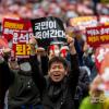 -5월 6일 오후 서울 세종대로에서 열린 윤석열 퇴진 집회 참가자들이 고 양회동 열사를 추모하며 구호를 외치고 있다.