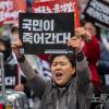 -5월 6일 오후 서울 세종대로에서 열린 윤석열 퇴진 집회 참가자들이 고 양회동 열사를 추모하며 구호를 외치고 있다.