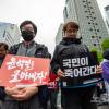 -5월 6일 오후 서울 세종대로에서 열린 윤석열 퇴진 집회 참가자들이 고 양회동 열사를 추모하는 묵념을 하고 있다.