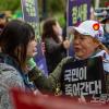 -5월 6일 오후 윤석열 퇴진 집회 참가자들이 서울시청 앞에서 눈물 흘리는 이태원 참사 유가족들을 위로하고 있다