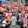 -5월 13일 오후 서울 시청역 인근 세종대로에서 열린 윤석열 퇴진 집회에서 참가자들이 팻말을 들고 구호를 외치고 있다.